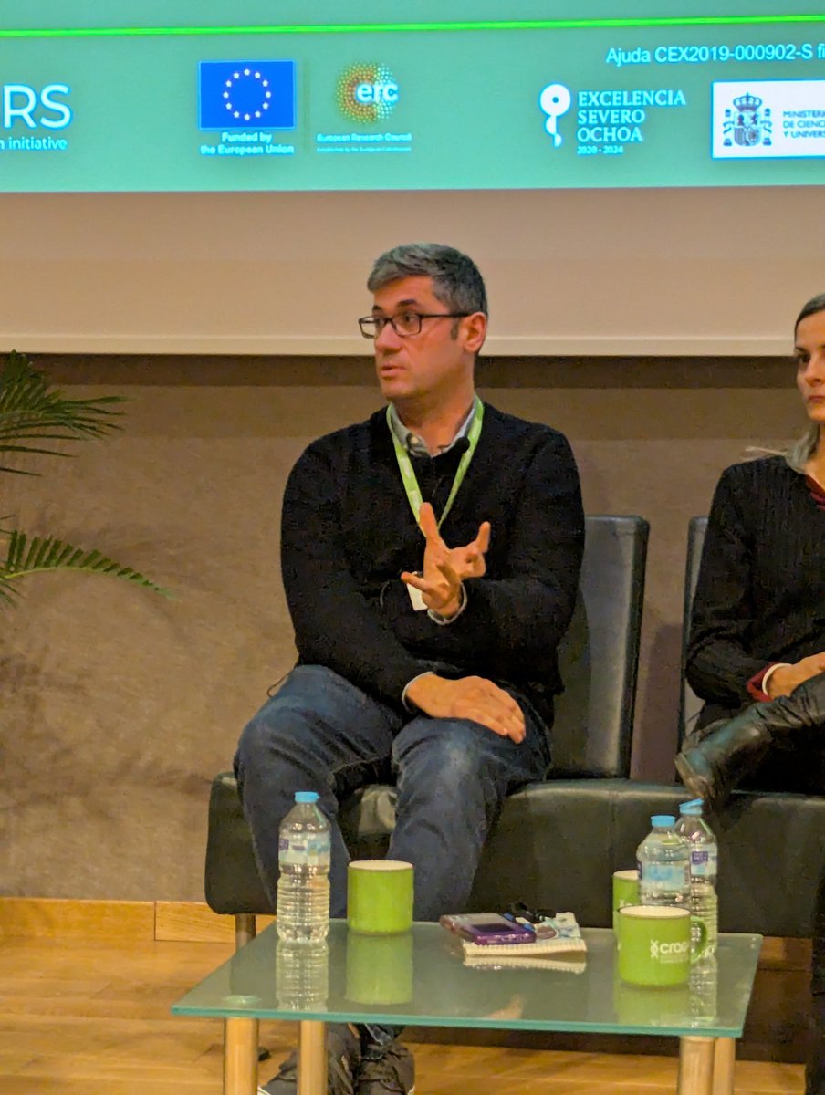 En aquesta taula <a href="/javibarbuzano/">Javier Barbuzano</a> explica la seva experiència amb la residència al <a href="/cragenomica/">CRAG</a> gràcies al projecte <a href="/frontiers_media/">FRONTIERS</a>. "El que més m'ha agradat és tenir temps per poder treballar amb calma, llegir, entendre i sobre tot aprendre"