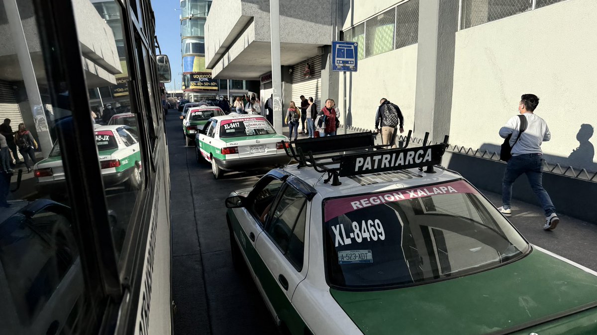 Pablo_ConVi78's tweet photo. Hace falta concientizar a los taxistas que donde se estacionan, es área de ascenso y descenso de usuarios del servicio urbano. Metros antes tiene su lugar de sitio.  #TransportePublicoVeracruz  @VialidadXalapa https://t.co/XXXIJQa0pi