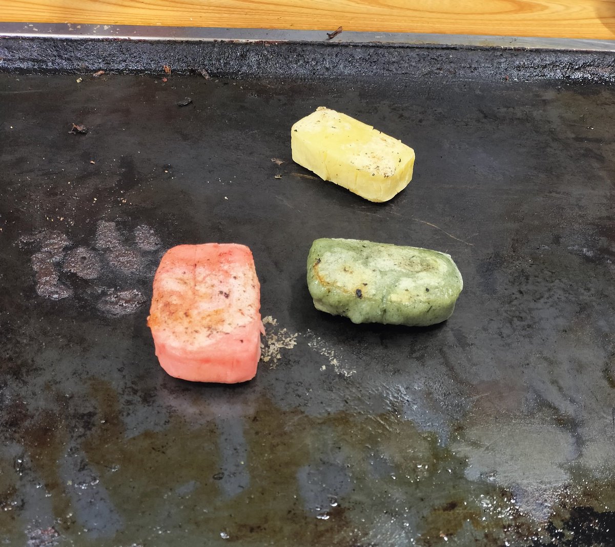 YAMAMADA_oo's tweet photo. 西成のお好み焼き屋で
おばあちゃんがサービスだよって焼いてくれたお餅をおばあちゃんと一緒に食べた…
この店22時閉店なのに23時までやってるよと嘘ついてゆっくりさせてくれた…
会計4050円だけど4000円でいいよって言うから4500円無理矢理渡した…
次は新年にまたお餅食べようねって約束した(泣) https://t.co/iKN0p9Qufu