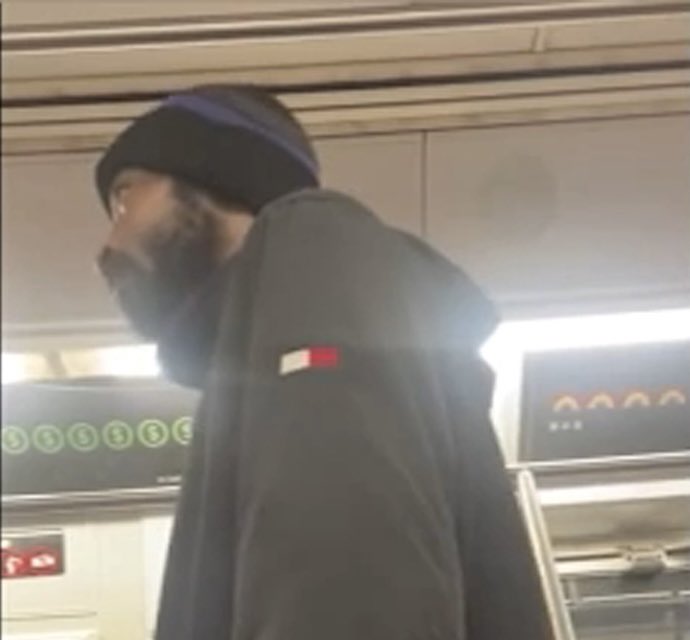 Daniel Penny - US Marine, 0 prior arrests, physically restrained a violent homeless 
Jordan Neely - Homeless + on drugs, 44 preceding arrests, threatening to kiII all passengers  

AOC: Penny is why trains are unsafe