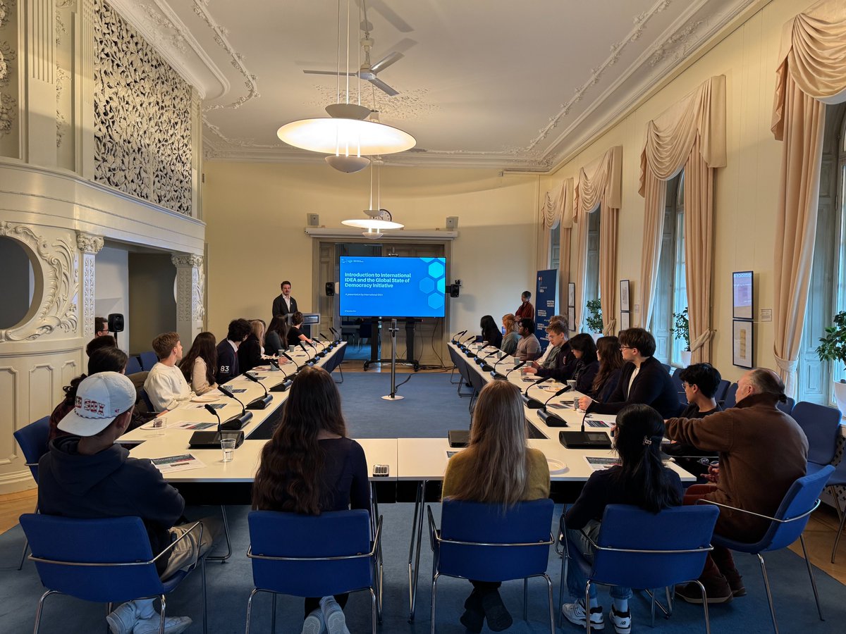 Int_IDEA's tweet photo. Recently, we hosted high school students from the International School of the Stockholm Region! 🎓 We delved into the #GlobalStateofDemocracy and #DemocracyTracker. Their insightful questions and perspectives reminded us of the critical importance of youth engagement in safeguarding democracy.