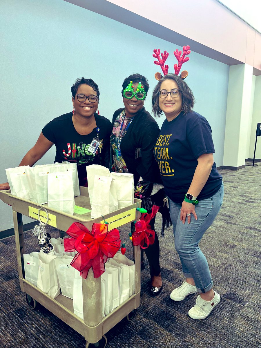 MrsRebeccaLydia's tweet photo. Teachers @RKELions are getting room service treats 🍿from their AMAZING admin @Latwandawilson @MrsByrdColterAP Thank you! 💕#rkelions #admin 🎄 https://t.co/6WUlzlDNXW