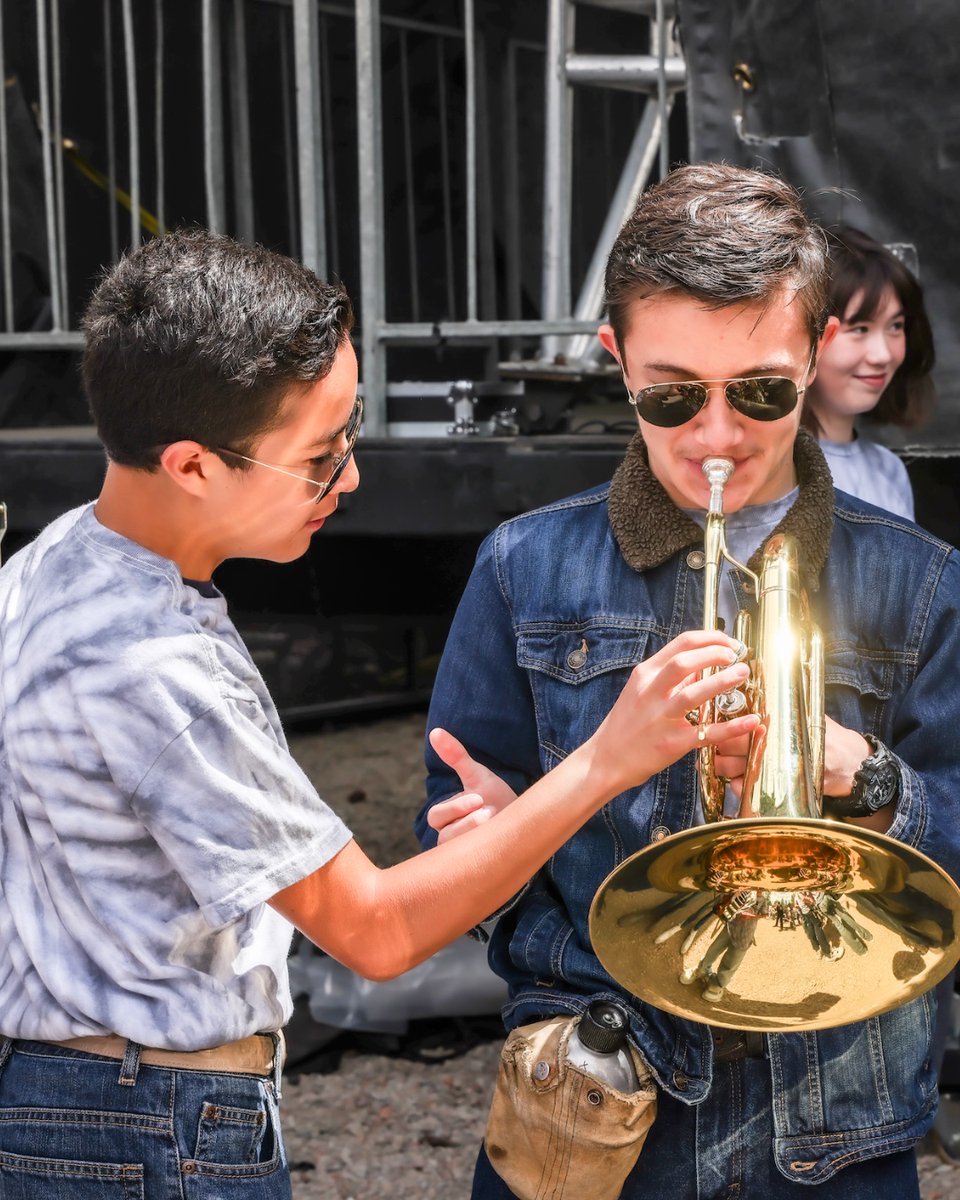 Teamwork makes the dream work 🫶 One of the reasons we love getting youth together is so they can learn from one another and empower each other to hone in on their craft.