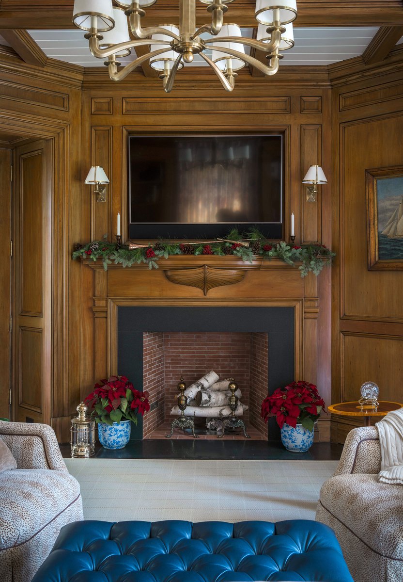 All is merry &amp; bright at our Rye Beach Shngle design // See more of this project: bit.ly/RyeShingle