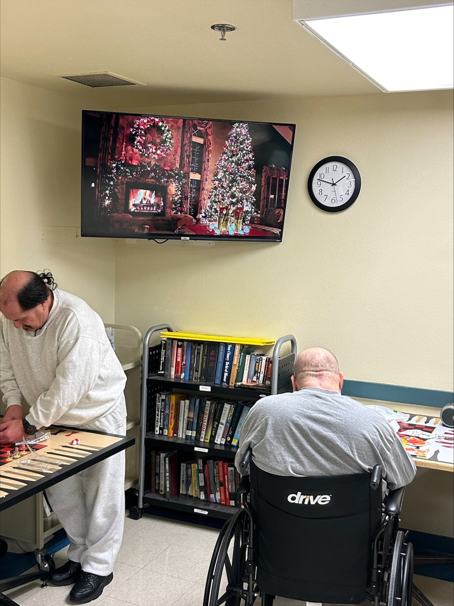 It was a holiday craft day for several Coyote Ridge Corrections Center incarcerated individuals! A group from the Minimum Security Unit did crafts with staff while holiday music played and the TV was set to display a Christmas tree and fireplace to add to the ambiance!