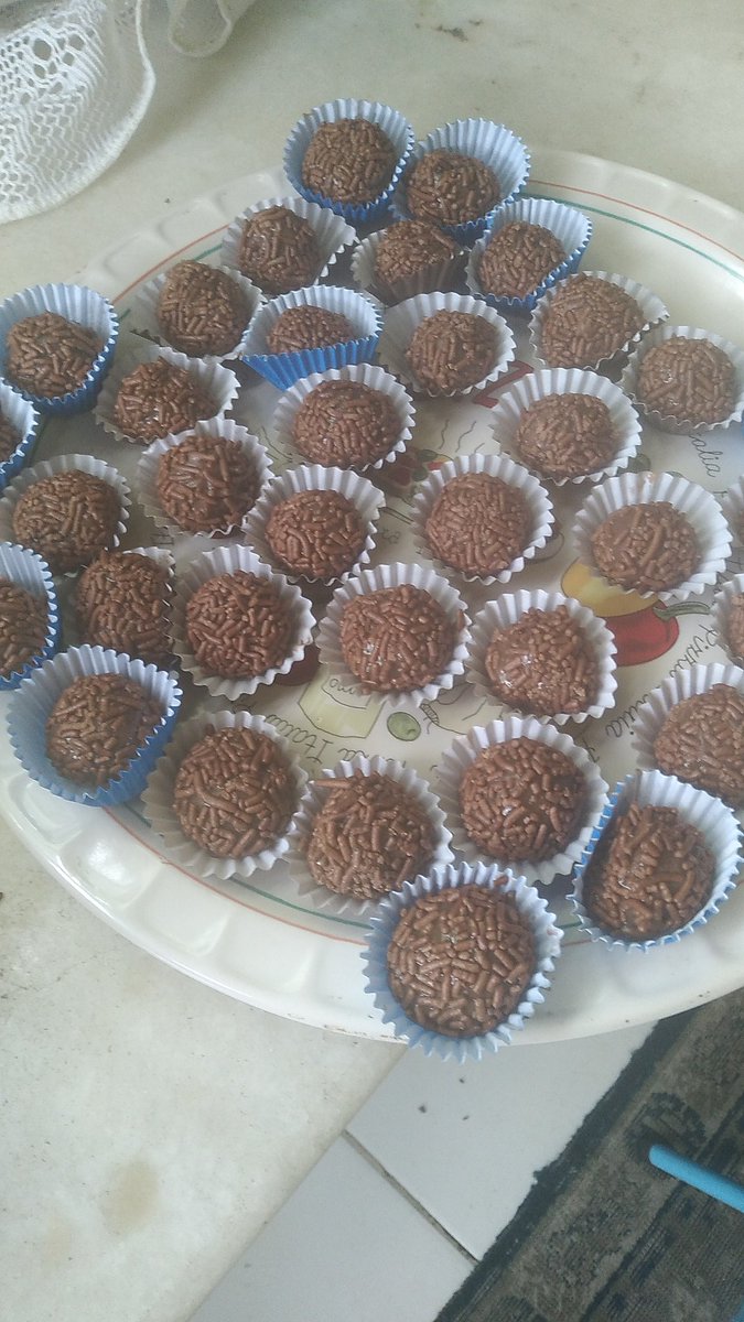 Limafa_biola's tweet photo. Mamãe  fez brigadeiro  pra festinha  da escola https://t.co/UYKKfFKXc3