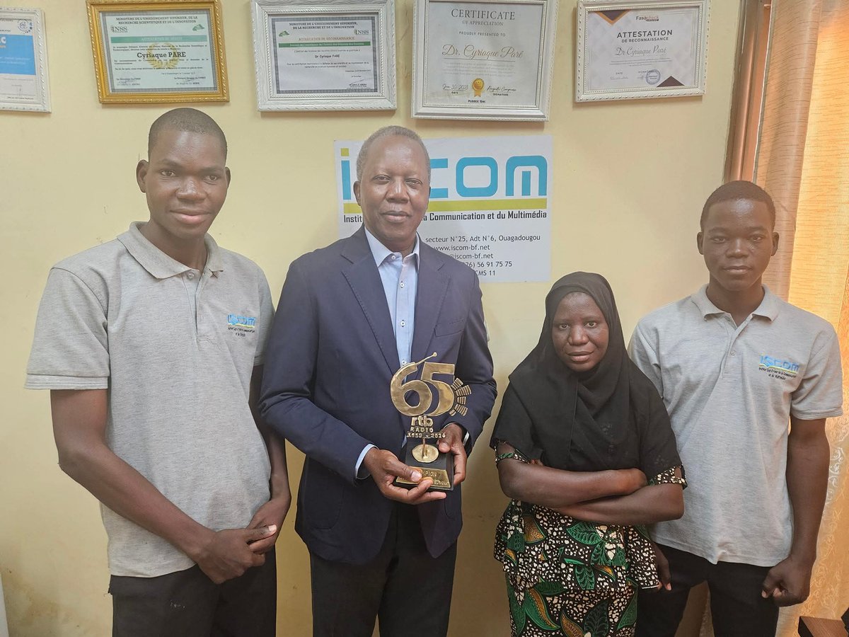 CyriaquePARE's tweet photo. Félicitations à la dream team de l'#ISCOMBF qui a remporté la compétition des cracks de l'actualité et de la culture générale organisée par la radio nationale du Burkina (#RTB)à l'occasion de ses 65 ans. https://t.co/a8XtiQBAkx