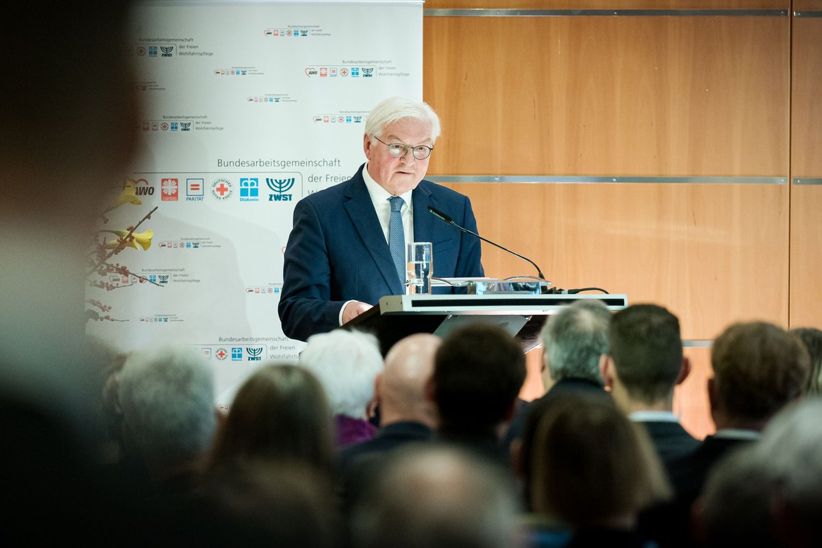 BPrSprecherin's tweet photo. „Verantwortung für Menschen“: BPr #Steinmeier hat beim Festakt 100 Jahre #BAGFW die wichtige Rolle der Wohlfahrtsverbände in unserem Sozialstaat hervorgehoben. „Ich glaube, dass eine soziale #Pflichtzeit ein guter Weg ist, um das Miteinander zu verbessern.“ @BMFSFJ https://t.co/XCVkC0Yzoo