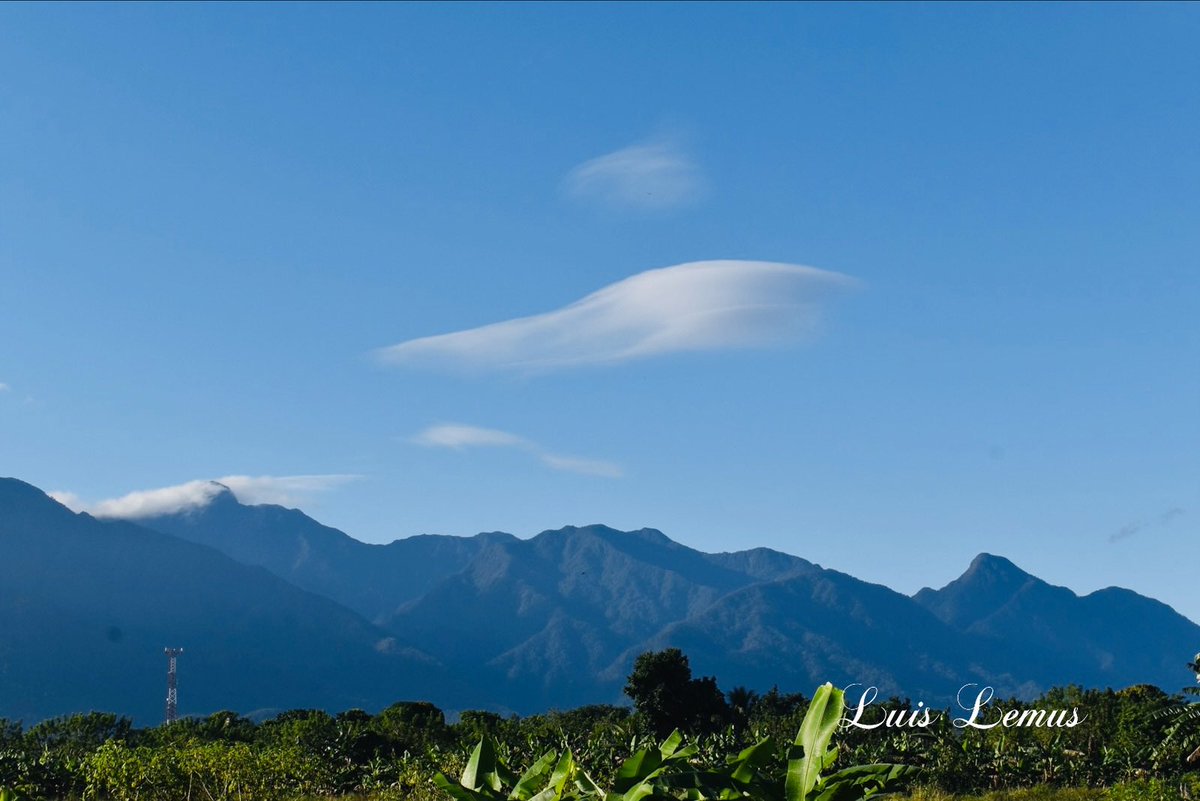 luislemushn's tweet photo. Viendo “ovni“ en Honduras | El cielo amaneció con su azul despejado en La Ceiba, y sus nubes han dado formas a figuras curiosos, hasta dibujar un  “ovni“. https://t.co/p1pRa2GNzm