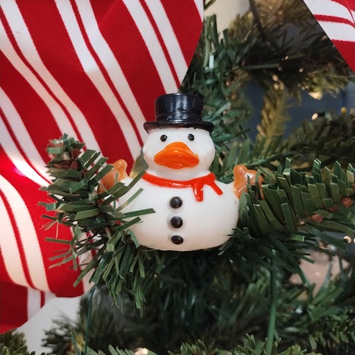 Hey #tarletonfaculty, take a break from finals and grading to come see us in the #pdpond! We'll be in the Library Training Center until 3:00 and we'll have a fun productivity workshop at 11:00. Your snowman duck awaits! #facultydevelopment