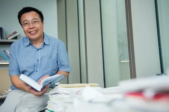 A new study by Rice University physicist  Qimiao Si  unravels the enigmatic behaviors of quantum critical metals — materials that defy conventional physics at low temperatures. news.rice.edu/news/2024/new-…