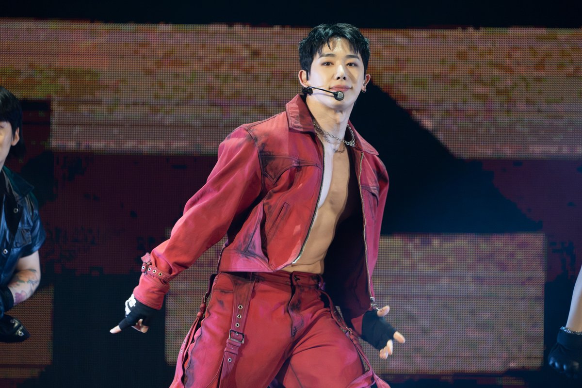 AllstateArena's tweet photo. 🔥 Check out these stunning pics of Wonho rocking the stage at last night’s Jingle Ball! 🎤💪✨ He brought the heat and stole the show! 🎶🙌 Who’s ready for more? #JingleBall #Wonho #KPopVibes 💫🎉 https://t.co/87HM1mdKfG