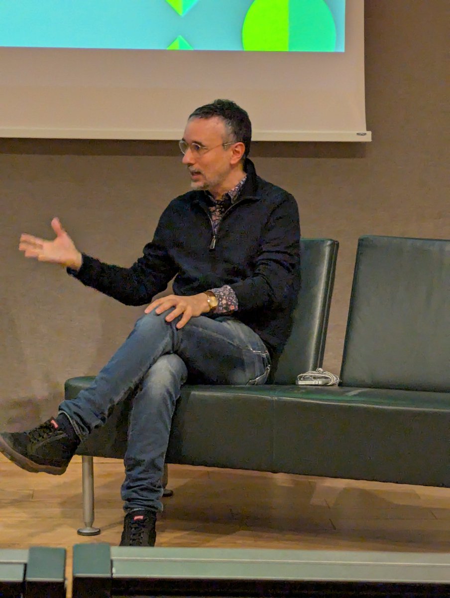 ccupf's tweet photo. @javibarbuzano @cragenomica @frontiers_media @mcatanzaro "El luxe de tenir temps per llegir, per pensar, per parlar i anar-te per les branques i fer moltes preguntes, de manera distesa, aquest és el principal valor de les residències com les del projecte @frontiers_media per un periodista científic" destaca @mcatanzaro https://t.co/0TftM69vXD