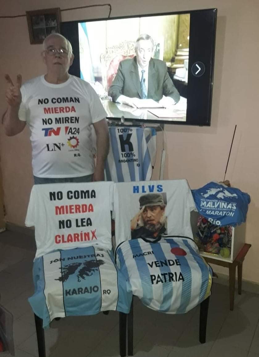 - en la mesa navideña no se va a hablar de política, no seas termo

yo todo listo desde las 3 de la tarde: