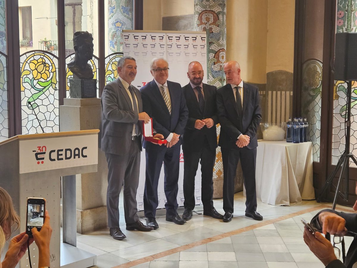 📌 30è aniversari de <a href="/CEDAC_/">Cedac</a>

👉 Durant l'acte de celebració el @consellerSamper ha lliurat la Creu de Sant Miquel a l'Associació de Supermercats de la Comunitat Valenciana (#ASUCOVA) per la tasca realitzada després de la DANA

#ElGovernDeTothom