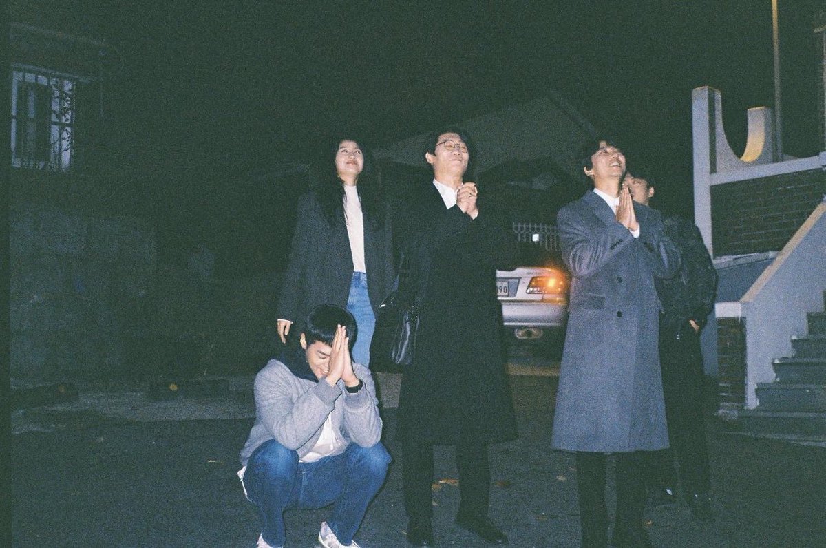 Essa2utt's tweet photo. Through the Darkness 🖤🖤 https://t.co/MHFlJJye3u