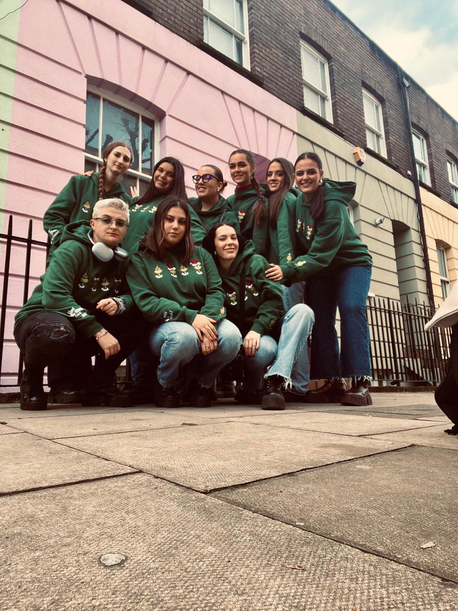 Luisaa_001's tweet photo. Si nos veis a todas juntas riendo en cualquier lugar dejadnos en paz porque estamos justo donde queremos estar ❤️‍🩹✨ https://t.co/Uu0UOsrA1W