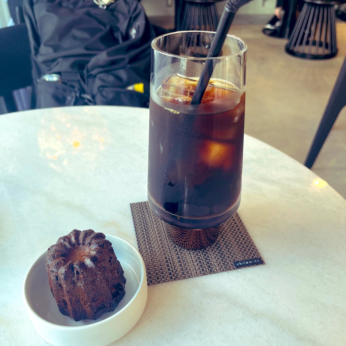 coffee_or_some's tweet photo. THE CAFE by cadet でアイスコーヒーとカヌレ。グラスが！とてもかわいい！おいしい！tomdixonを眺めながら飲むハイソサエティ時間です。真夏に行ったんだけども全然追いつかず溜まり続ける写真たち。表参道だよ。 https://t.co/GurHPmdIrm