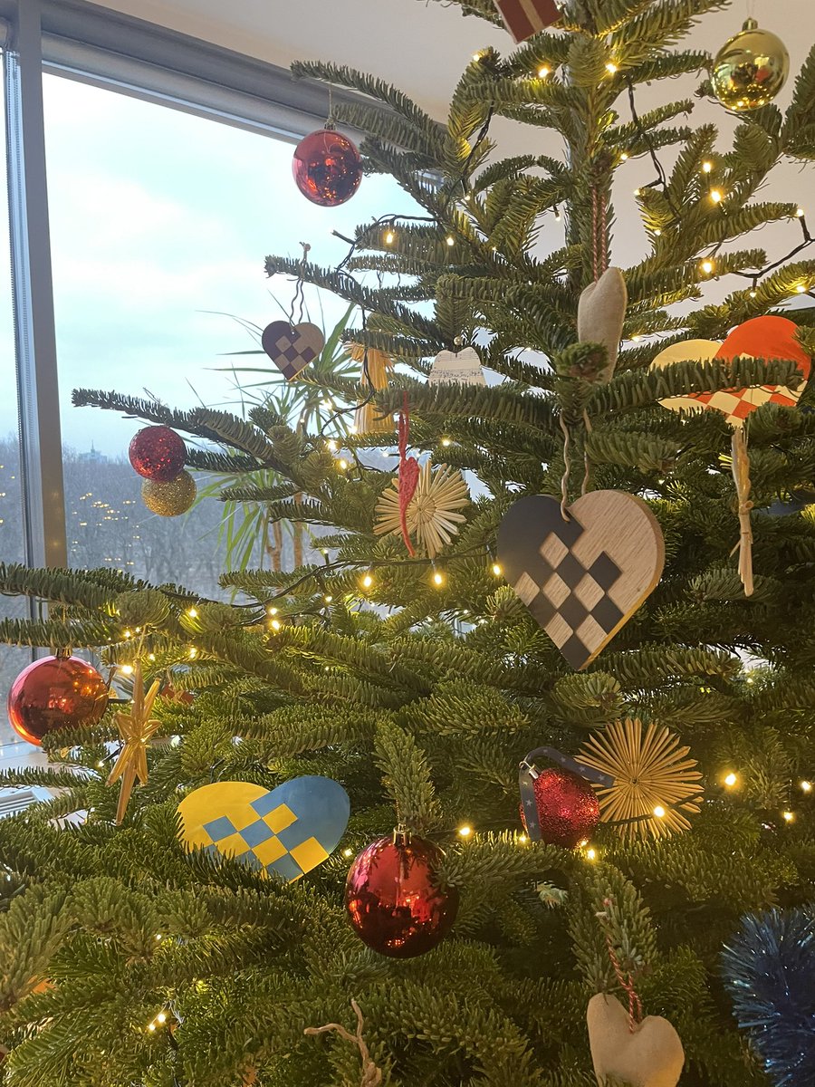 DenmarkinPoland's tweet photo. 🎄Ubieramy choinkę! 

Przy dźwiękach Nu’ Det Jul Igen i Last Christmas ubraliśmy naszą choinkę

 🎄 Choinka łączy polską miłość do bombek i duńską słabość do flag i serduszek Andersena. 

#DenmarkInPL #DanskJul https://t.co/tA5dYTURud
