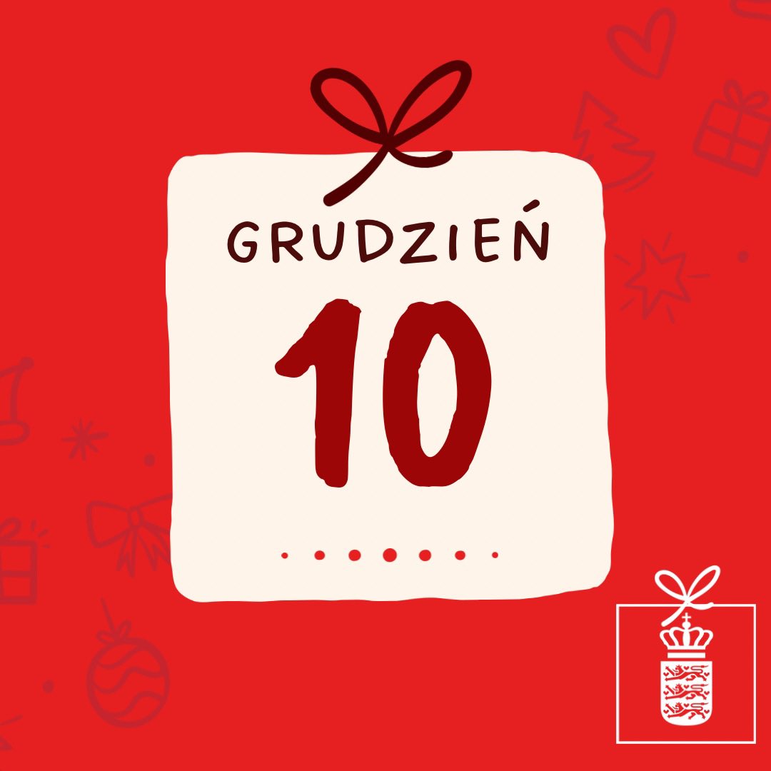 DenmarkinPoland's tweet photo. 🎄Ubieramy choinkę! 

Przy dźwiękach Nu’ Det Jul Igen i Last Christmas ubraliśmy naszą choinkę

 🎄 Choinka łączy polską miłość do bombek i duńską słabość do flag i serduszek Andersena. 

#DenmarkInPL #DanskJul https://t.co/tA5dYTURud