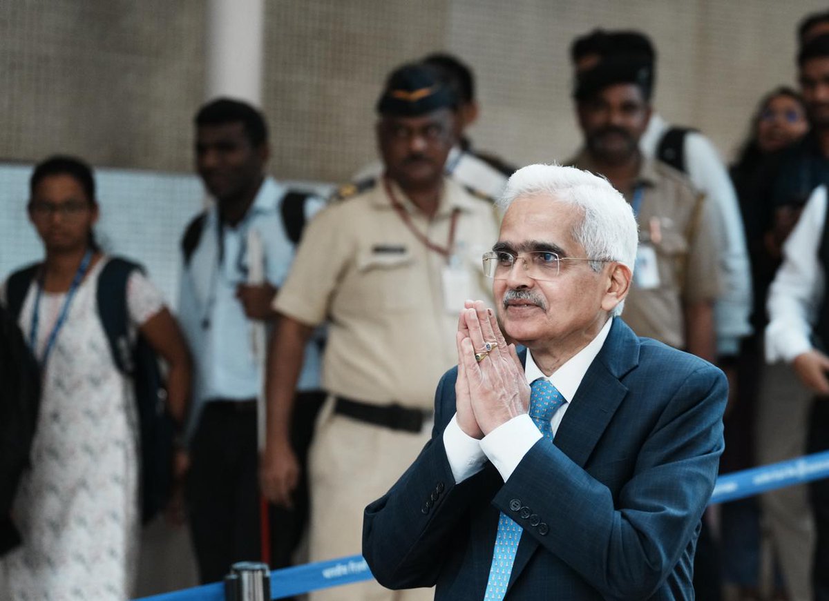 RBI's tweet photo. Today, Shri Shaktikanta Das held a press conference at 11.30 AM on his last day as Governor of Reserve Bank of India. Watch the video here: https://t.co/ppPm1C8VMl

#RBI #rbigovernor #shaktikantadas @DasShaktikanta https://t.co/yRyLbcHuXR