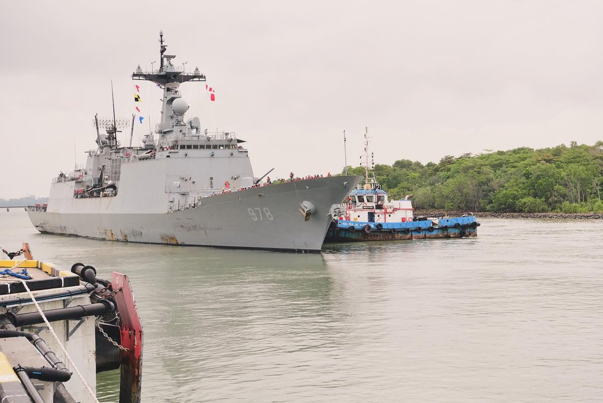WarshipCam's tweet photo. Republic of Korea Navy Chungmugong Yi Sunshin-class helicopter destroyer ROKS Wang Geon (DDH-978) leaving Port Klang, Malaysia - December 10, 2024 #rokswanggeon #ddh978
FB- National Hydrographic Centre https://t.co/n04FWd0F3f