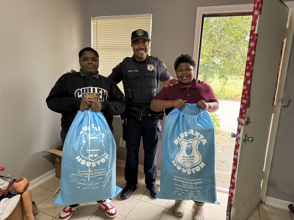 Start the day off right! It’s the season of giving!!! <a href="/houstonpolice/">Houston Police</a> #bluesanta