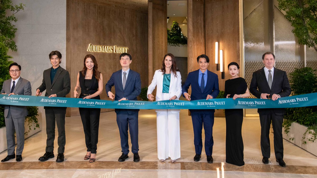 AudemarsPiguet's tweet photo. From Le Brassus to Macau. 
Greater China's largest AP House has opened its doors at Four Seasons Macau. An opening celebration introduced this exciting new chapter of this flagship designed as a place of encounter and experience.
https://t.co/0w9rFNfBbQ
#AudemarsPiguet #APHouse https://t.co/gup5W1Qzzt