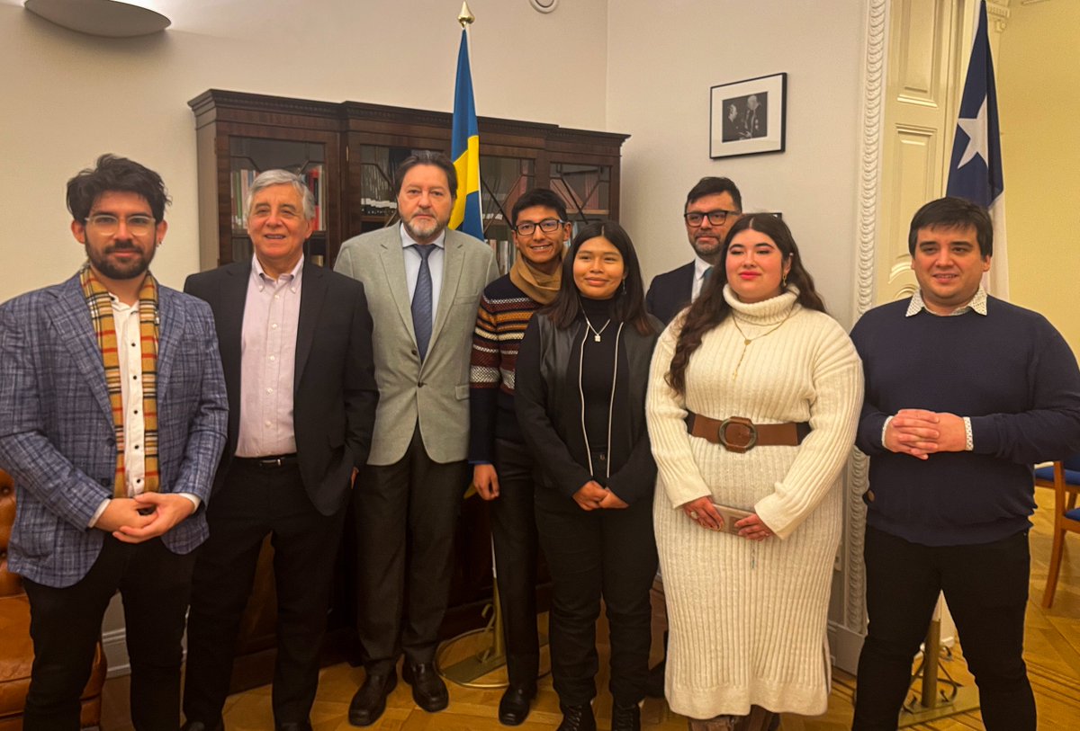 Programa Explora (@explora_cl) on Twitter photo 📌 Ayer los estudiantes #ExploraNobel se reunieron en Estocolmo🇸🇪 con el embajador de <a href="/EmbaChileSuecia/">Embajada de Chile en Suecia / Chiles Ambassad</a> Tucapel Jiménez para hacer entrega de 10 libros financiados por <a href="/ciencia_cl/">Ciencia Pública</a> para instalar en la embajada un punto lector con contenidos científicos hechos en Chile 👩🔬. 📌 Ayer los estudiantes #ExploraNobel se reunieron en Estocolmo🇸🇪 con el embajador de <a href="/EmbaChileSuecia/">Embajada de Chile en Suecia / Chiles Ambassad</a> Tucapel Jiménez para hacer entrega de 10 libros financiados por <a href="/ciencia_cl/">Ciencia Pública</a> para instalar en la embajada un punto lector con contenidos científicos hechos en Chile 👩🔬.