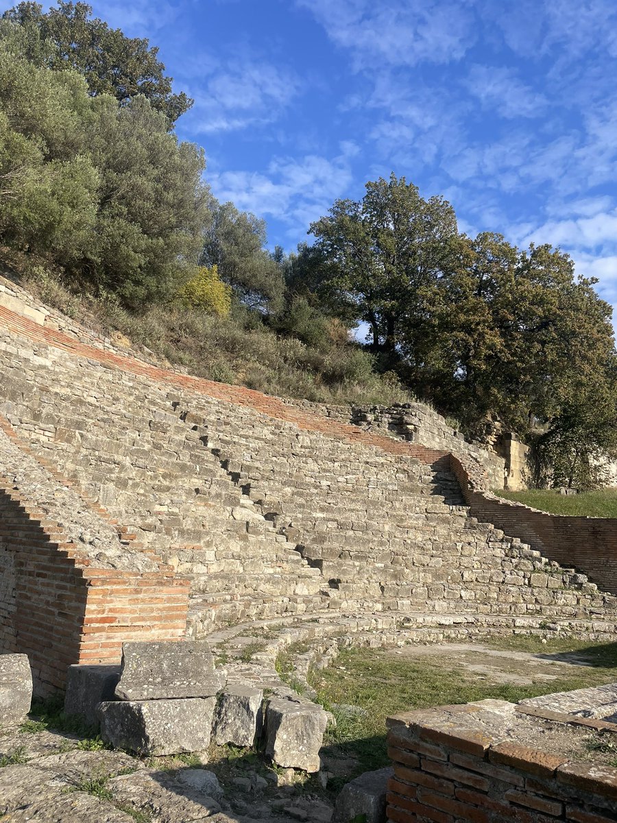 Fatjon_Aliaj's tweet photo. Odeoni, nje ndertese tjeter publike ne Apoloni. 
Eshte teater i vogel, i mbyllur, qe perdorej per mbledhje publike, madje aty mund te jepeshin dhe mesime. https://t.co/l0pggsUQvU