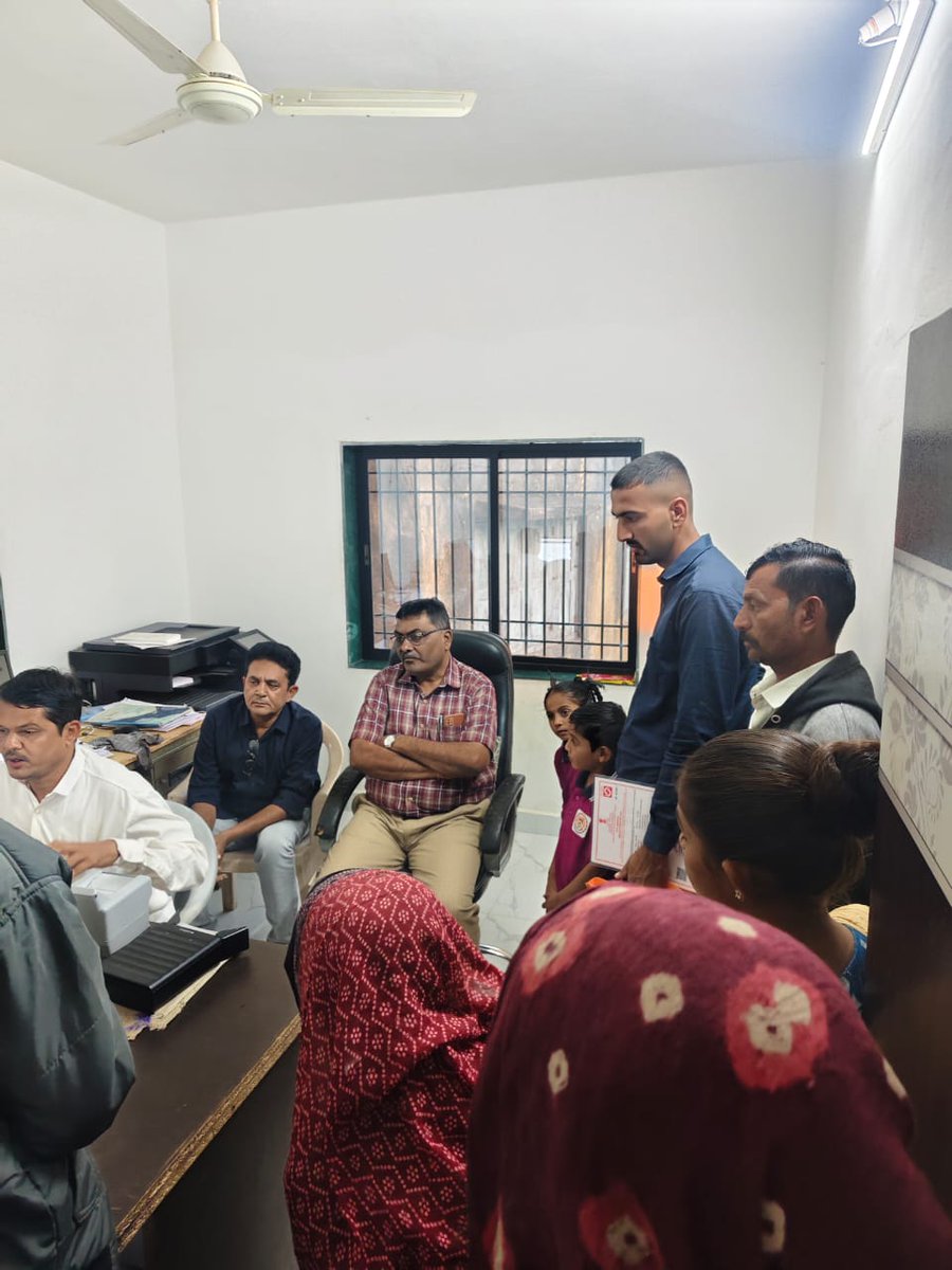 આજ રોજ જાફરાબાદ તાલુકાના ચિત્રાસર ગામે રાત્રી સભા તેમજ ખેડૂત સભાનું આયોજન કરેલ તેમાં મામલતદાર શ્રી જાફરાબાદ,તાલુકા વિકાસ અધિકારી સાહેબ,વિસ્તરણ અધિકારી ખેતી,તલાટી મંત્રી શ્રી ગામના સરપંચ,ઉપસરપંચ,તેમજ ગામના આગેવાનો,ખેડૂતો ઉપસ્થિત રહ્યા  તેમાં ફાર્મર રજિસ્ટ્રી, E-KYC આપવામાં આવી.