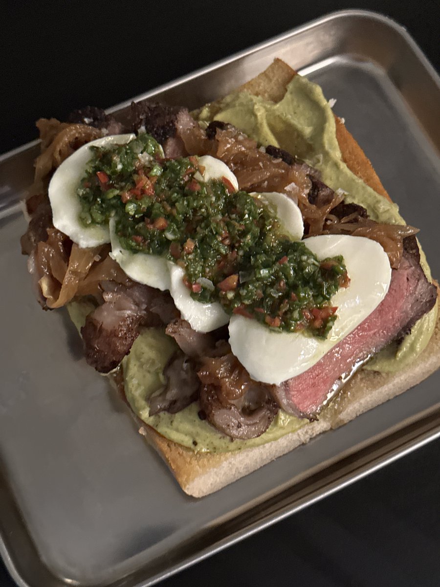 في كل مرة أستخدام مكونات محلية و أعيد استخدامها في أكثر من طبق و يمكن أغلبكم ملاحظ آخر فترة أستخدم اللومي الحساوي و صرار حايل بكثرة و كراث القصيم أو منتجات تحويلية مثل خل التمر و غيرها أكتشف إنه مطبخنا مليان مكونات عظيمة و مميزة جداً..🇸🇦👏🏻