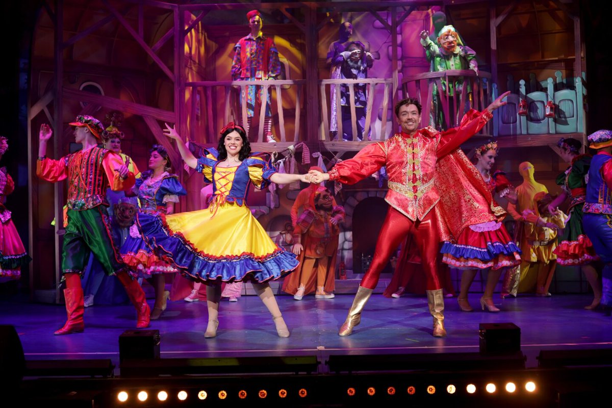 REVIEW: Snow White and The Seven Dwarfs <a href="/TheatreRoyalStH/">St. Helens Theatre Royal</a> <a href="/BillElms/">Bill Elms</a> 
The Christmas panto you don't want to miss. Runs until 12th Jan 2025. Get your tickets today  shazneyspence.blogspot.com/2024/12/review…
#ChristmasPanto #StHelensTheatreRoyal #Review