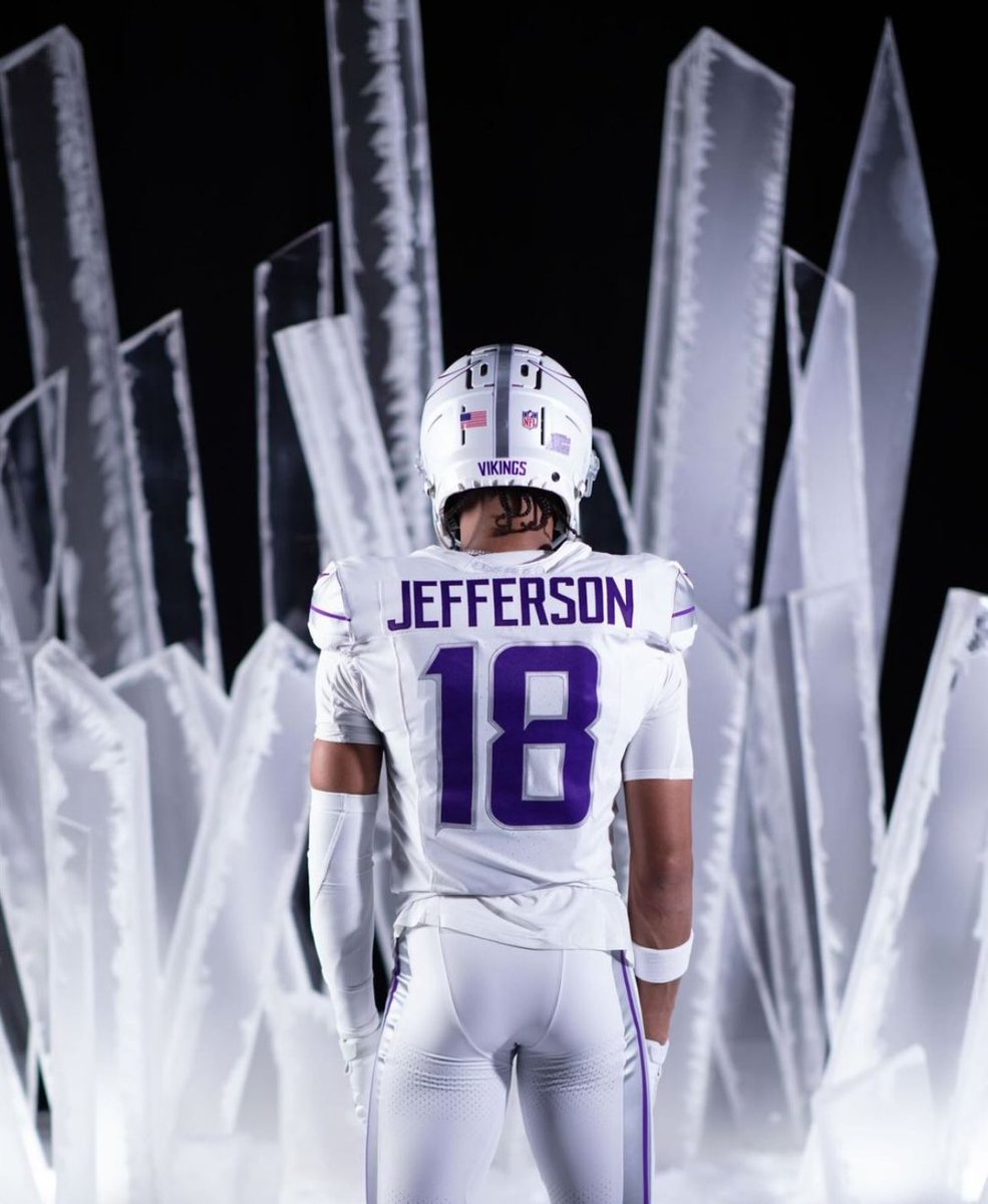 DripMasterFlex1's tweet photo. Monday Night Football https://t.co/2ByOBZCTcC