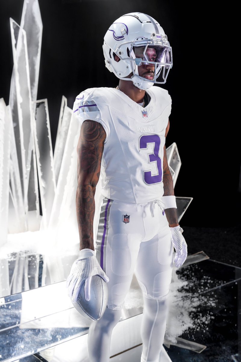 DripMasterFlex1's tweet photo. Monday Night Football https://t.co/2ByOBZCTcC