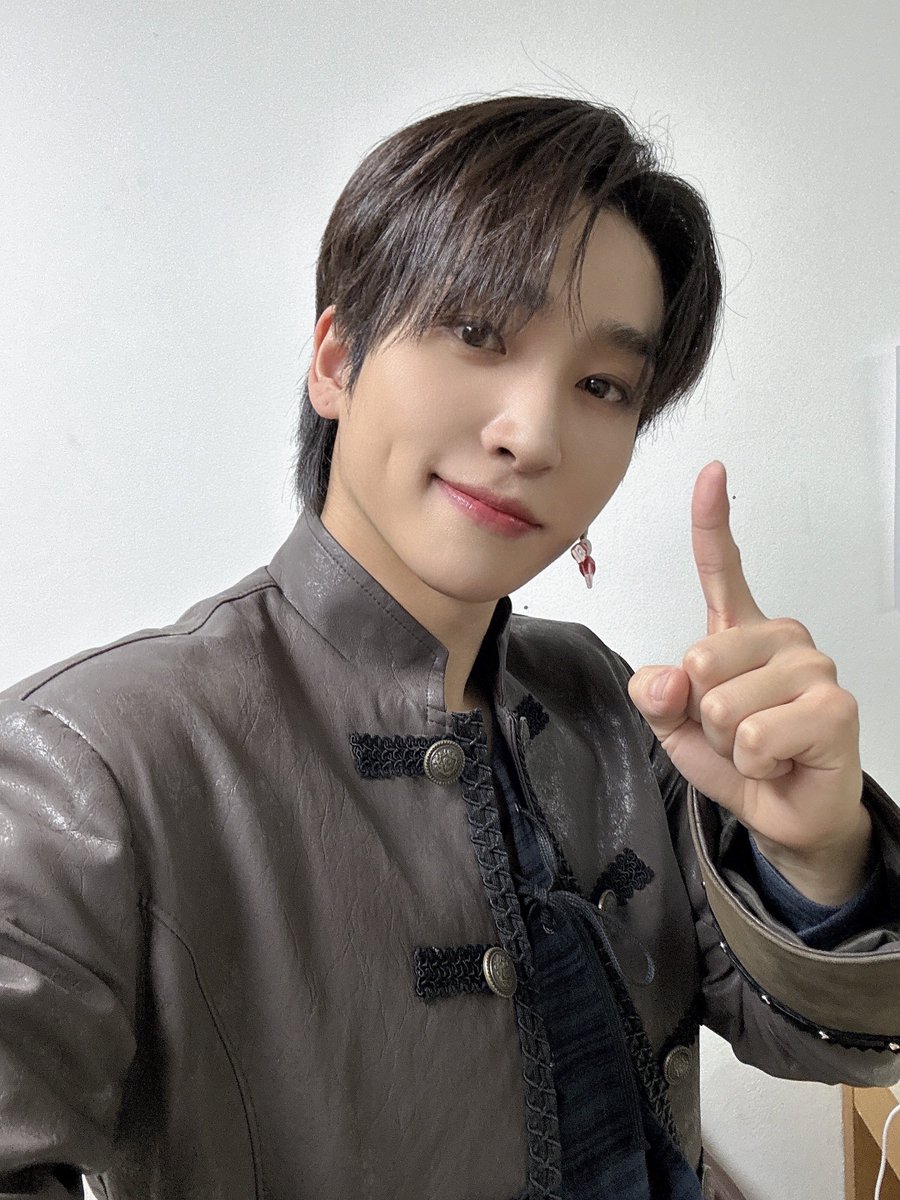 THEBOYZ_officl's tweet photo. 뮤지컬 '블러디 러브' 1회차 공연 완료✨ 

떨리는 마음으로 첫 공연을 무사히 마쳤습니다🍀 앞으로 이어질 공연도 많은 사랑과 응원 부탁드립니다🖤

#THEBOYZ #더보이즈
#SANGYEON #상연 https://t.co/vOLFRl1YOH