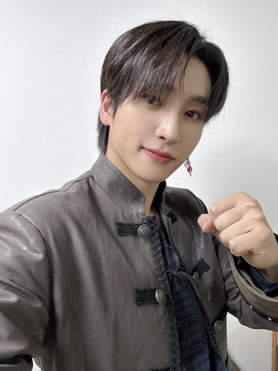 THEBOYZ_officl's tweet photo. 뮤지컬 '블러디 러브' 1회차 공연 완료✨ 

떨리는 마음으로 첫 공연을 무사히 마쳤습니다🍀 앞으로 이어질 공연도 많은 사랑과 응원 부탁드립니다🖤

#THEBOYZ #더보이즈
#SANGYEON #상연 https://t.co/vOLFRl1YOH