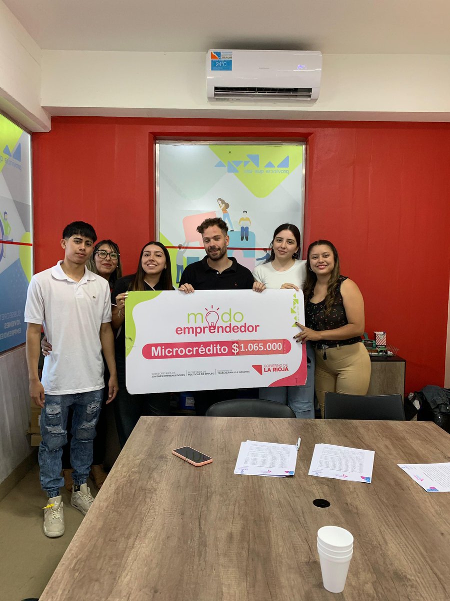 GonzaloBecerraD's tweet photo. ¡Gran noticia! 🎉 Hemos gestionado créditos para Valentina, Mayra, Daniel, brisa e Ignacio, emprendedores que están cumpliendo sus sueños de empleo independiente. 💪✨ ¡Juntos impulsamos el talento y la innovación #SueñosCumplidos @QuintelaRicardo https://t.co/9aTiN7ZL1D