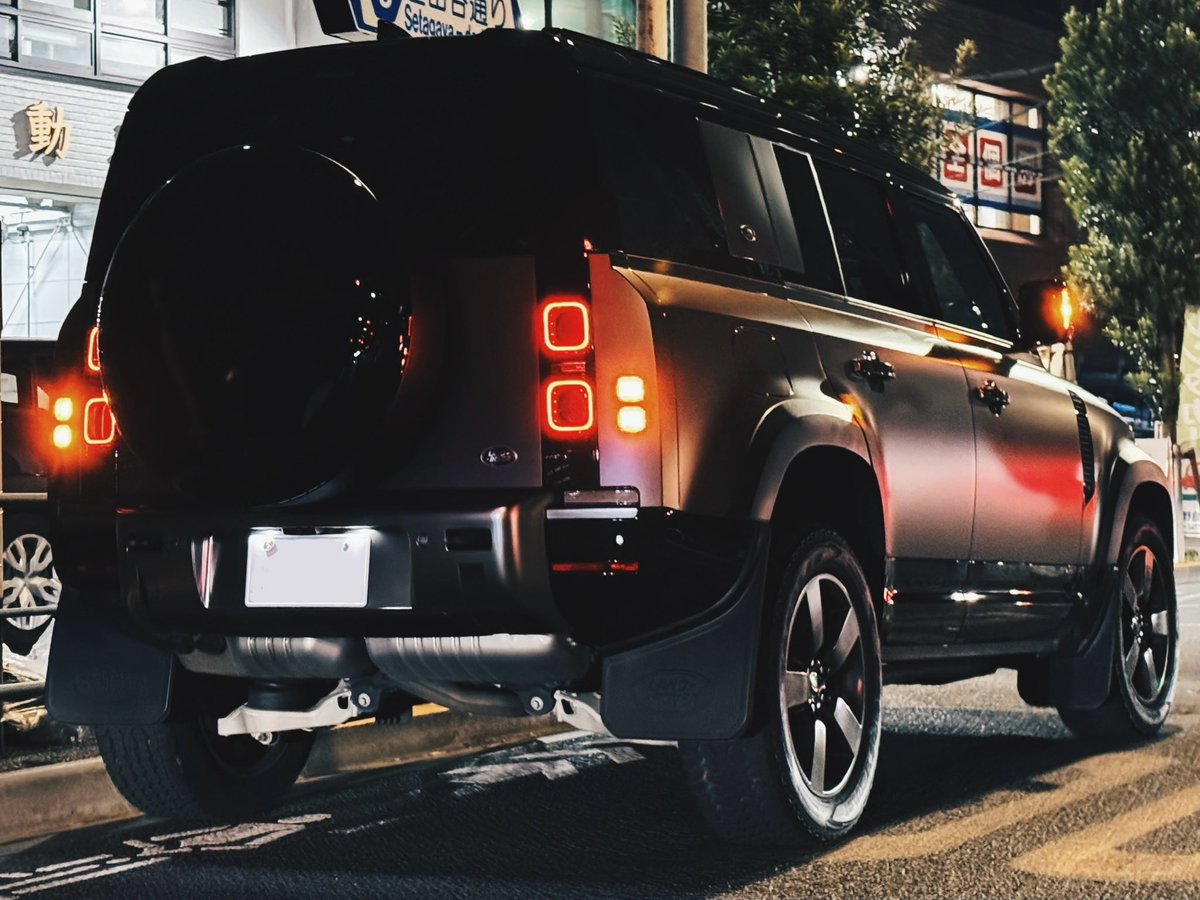 1ヶ月前ですが、レンジのディフェンダー納車されました〜
これからホイールとエアロ位はつけようかと。
車界隈の皆様今後も宜しくお願いしまーす。
amg gtとGLE63は変わらず持ってます。