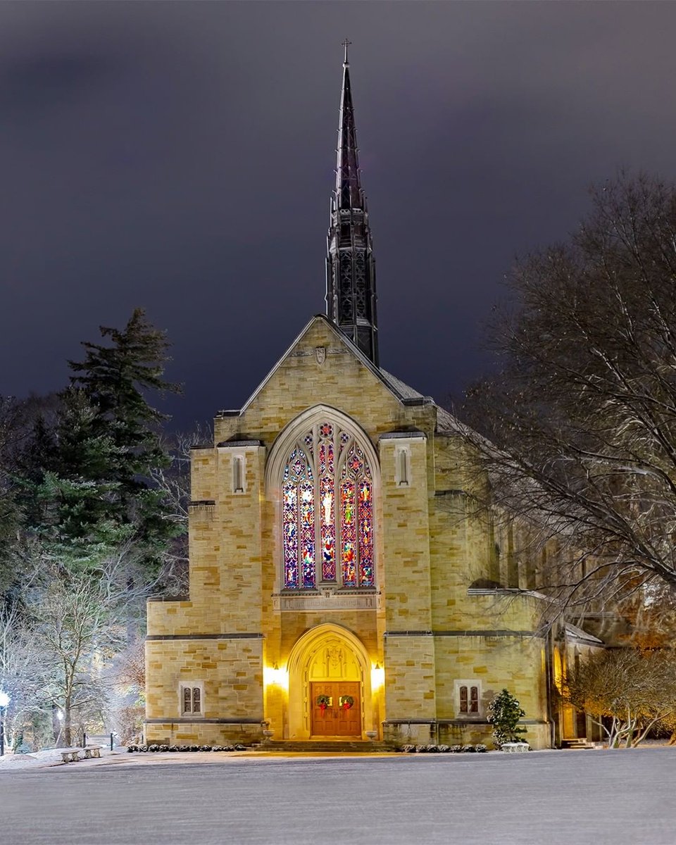 JeremyTate41's tweet photo. 9. Grove City College, Pennsylvania 

Christmas magic lights up Harbison Chapel’s beauty. https://t.co/N7foKjdTeZ
