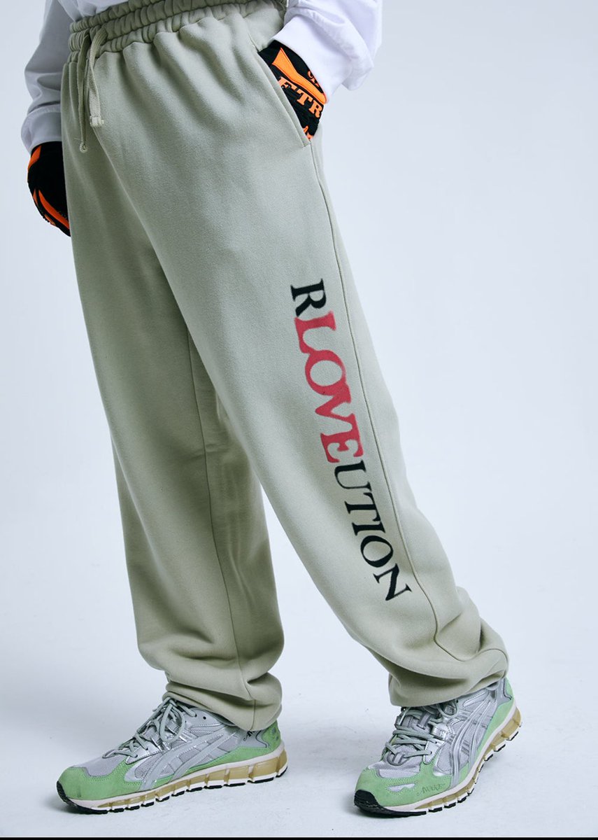 BTScute12's tweet photo. RLOVEUTION 
Tシャツ売り切れで
パンツ欲しかったのだが
手を出さないでいたんだけど
買ってしまった💦

届くの楽しみ😆💜

フーディーは色が私には似合わないからさー
ブラックも受注にしてくださればよかったのに😢

#GRAFFITIONMIND
#ジョングク兄 https://t.co/rMDiQo8VPf