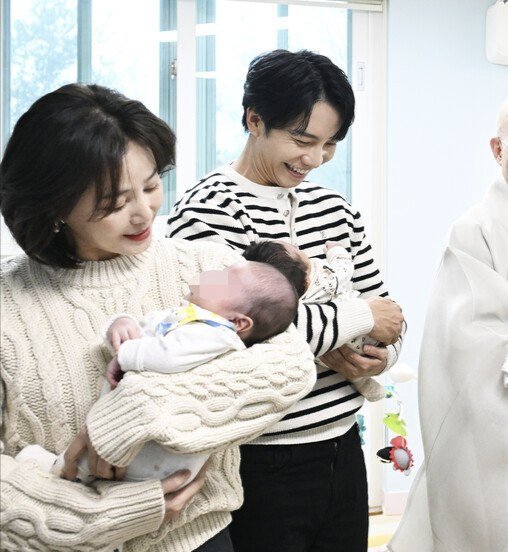 He's so natural holding babies now. Must comes from practice holding his princess 
#LeeSeungGi