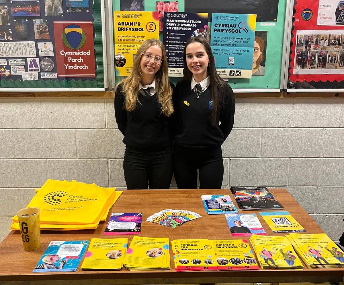 Diolch i Lleucu ac Efa ein #llysgenhadonysgol25 ni am gynnal
stondin y Coleg yn noson agored blwyddyn 11 <a href="/YsgolPenweddig/">Ysgol Penweddig</a> wythnos yma👏