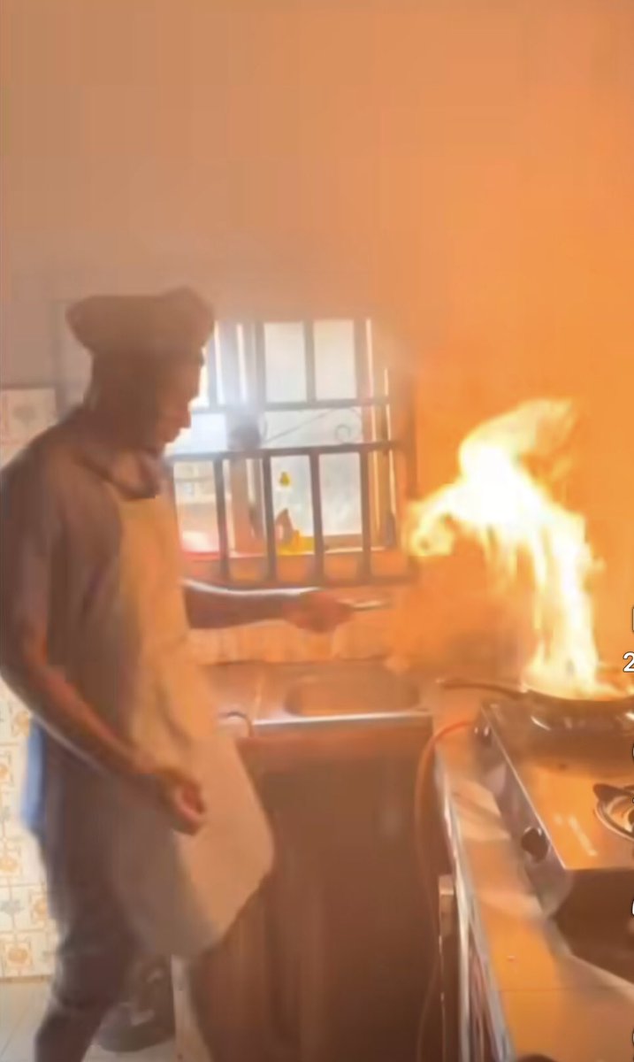 Liege08's tweet photo. @Feroblogger1 @PoojaMedia Calm down you don dey burn the food😂😂 https://t.co/DGUTcXzIrQ