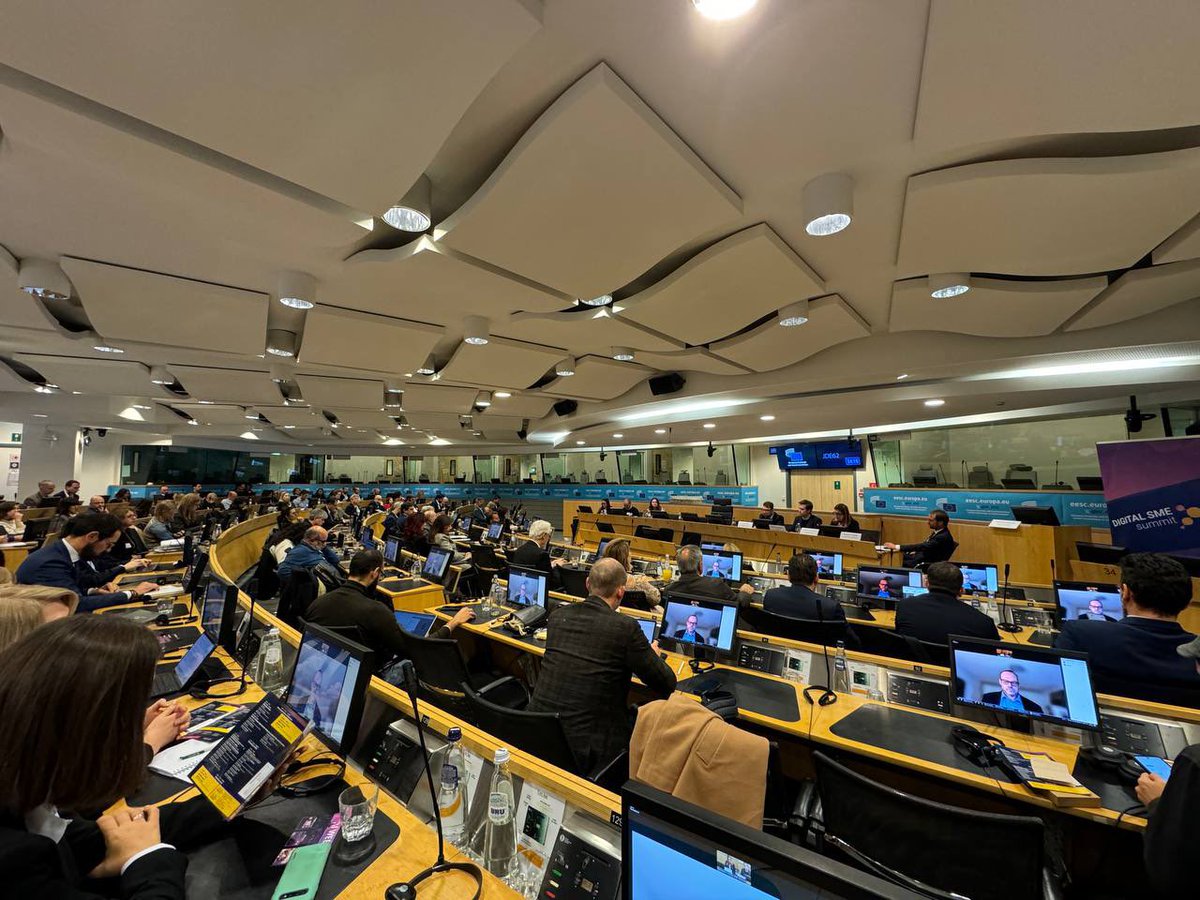 s_yoncourtin's tweet photo. Au #DigitalSMEsummit, je suis intervenue sur l’avenir des marchés numériques 🇪🇺 :
🌐 Fin du Far West numérique grâce à des régulations comme le DSA, DMA, Data Act.
🔑 Le DMA, un outil clé pour stopper les abus des Big Tech.
💪 Prochain défi : IA générative & cloud. https://t.co/YCKu7Tq34o