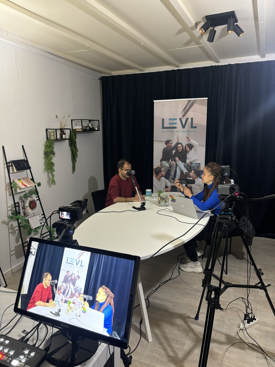 LEVL_be's tweet image. Binnenkort: #LEVLtalks 🎙️ een podcastreeks met interessante onderwerpen, experten en ervaringsdeskundigen rond thema's zoals gelijke onderwijskansen, participatie van nieuwkomers, ondernemerschap en meer! Op de hoogte blijven? Check onze kanalen voor nieuws rond de release👀