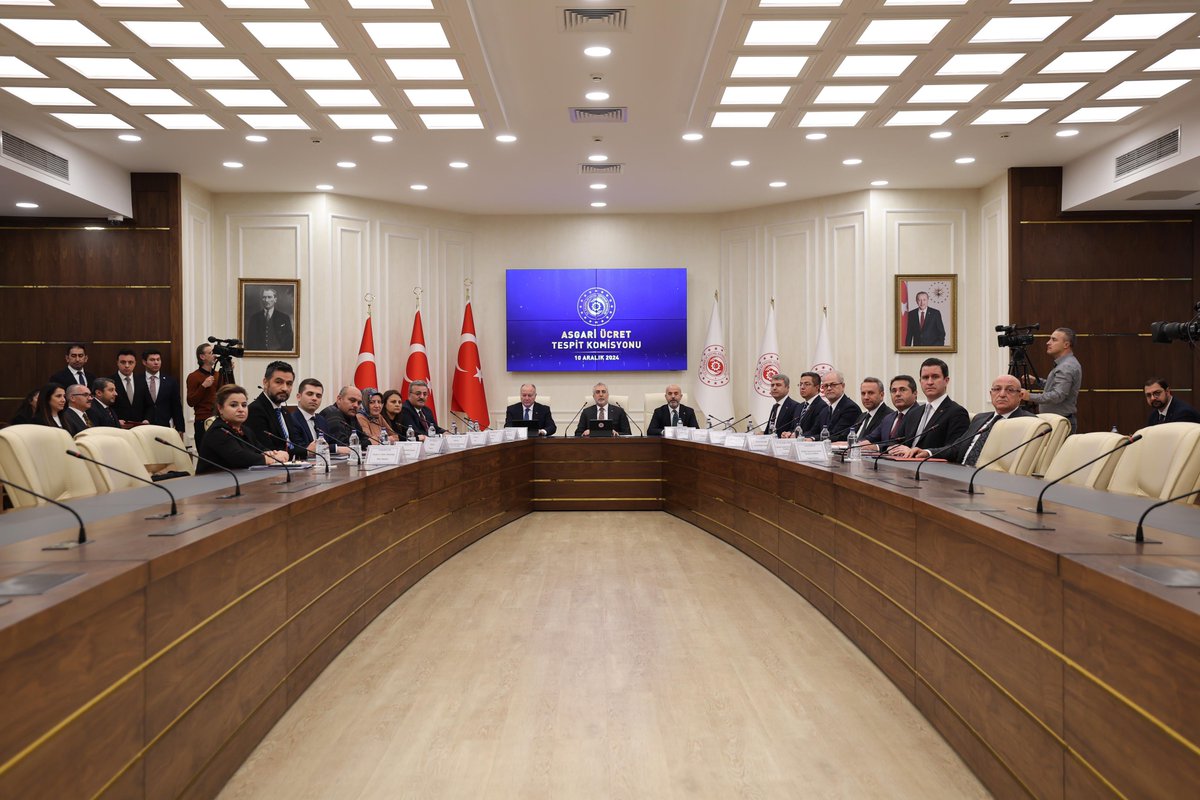 2025 yılı Asgari Ücret Tespit Komisyonu’nun ilk toplantısını işçi ve işveren temsilcilerimiz ile Bakanlığımızda gerçekleştirdik.

Asgari ücret miktarının; işçi, işveren ve kamunun ortak mutabakatıyla belirlenmesini sürecin uzlaşı zemininde gerçekleşmesini oldukça önemli