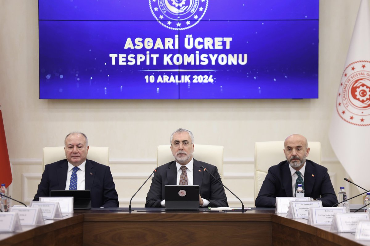 isikhanvedat's tweet photo. 2025 yılı Asgari Ücret Tespit Komisyonu’nun ilk toplantısını işçi ve işveren temsilcilerimiz ile Bakanlığımızda gerçekleştirdik.

Asgari ücret miktarının; işçi, işveren ve kamunun ortak mutabakatıyla belirlenmesini sürecin uzlaşı zemininde gerçekleşmesini oldukça önemli görüyoruz.

Alın teri ile sermayeyi karşı karşıya getiren çatışmacı anlayışın her zaman karşısında olduk. Hedefimiz; alın teri ve sermayenin birbirini tamamladığı güçlü bir sistem inşa etmek.

Birçok iktisadi teori, işletmeleri büyütmek adına işçileri birer maliyet unsuru olarak görmekteyken; biz bu görüşü tamamen reddediyoruz.

İşçilerimizin ve işverenlerin ihtiyaç ve beklentilerini gözetecek, çalışanlarımızı enflasyona ezdirmeyecek, hem ekonomimizin hem de istihdamımızın büyümesini sağlayacak bir anlayışla komisyon toplantılarımıza devam edeceğiz.

Toplantımızın; çalışma hayatımız, ilgili tüm kesimlerimiz ve ülkemiz için hayırlara vesile olmasını diliyorum.