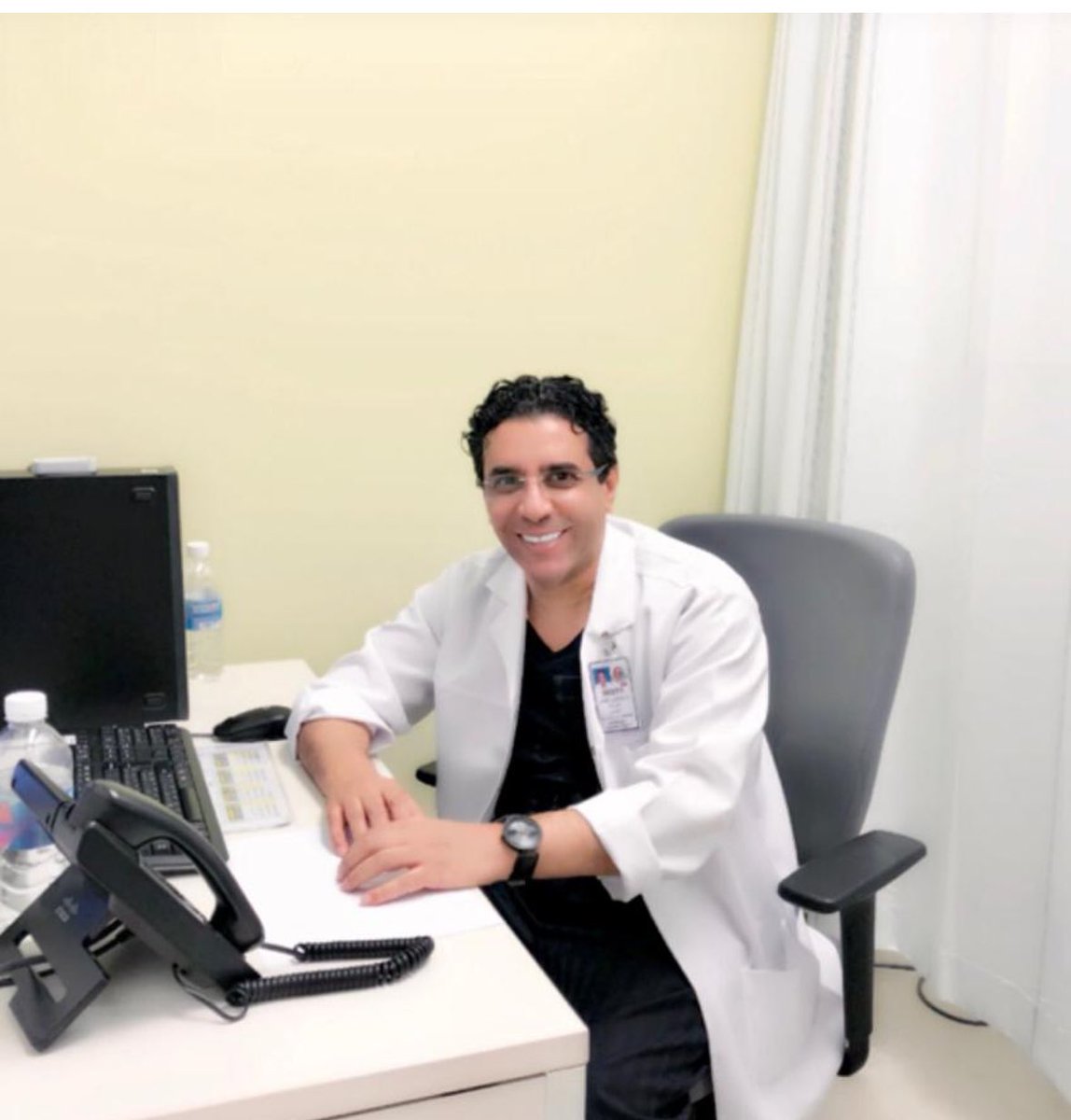 qunaibet's tweet photo. استشاري جراحة القدم والكاحل والقدم السُّـكَريّة الدكتور عبدالعزيز القناص، تقَاعدَ مُبكِّراً ليتفرَّغ للعمل الخيري في تخصصه.
حيث إفتتح المركز التخصصي لطب وجراحة القدم والكاحل لاستقبال مرضاه مجـانَـاً.

وساهمَ رَجُل الأعمال الأستاذ عبدالله العثيم (أبو فهد) بالتكَفُّل بمبلغ إيجار المركز.

جزاهما الله خير الجزاء على ما يقومان به مِنْ أعمال الخير.