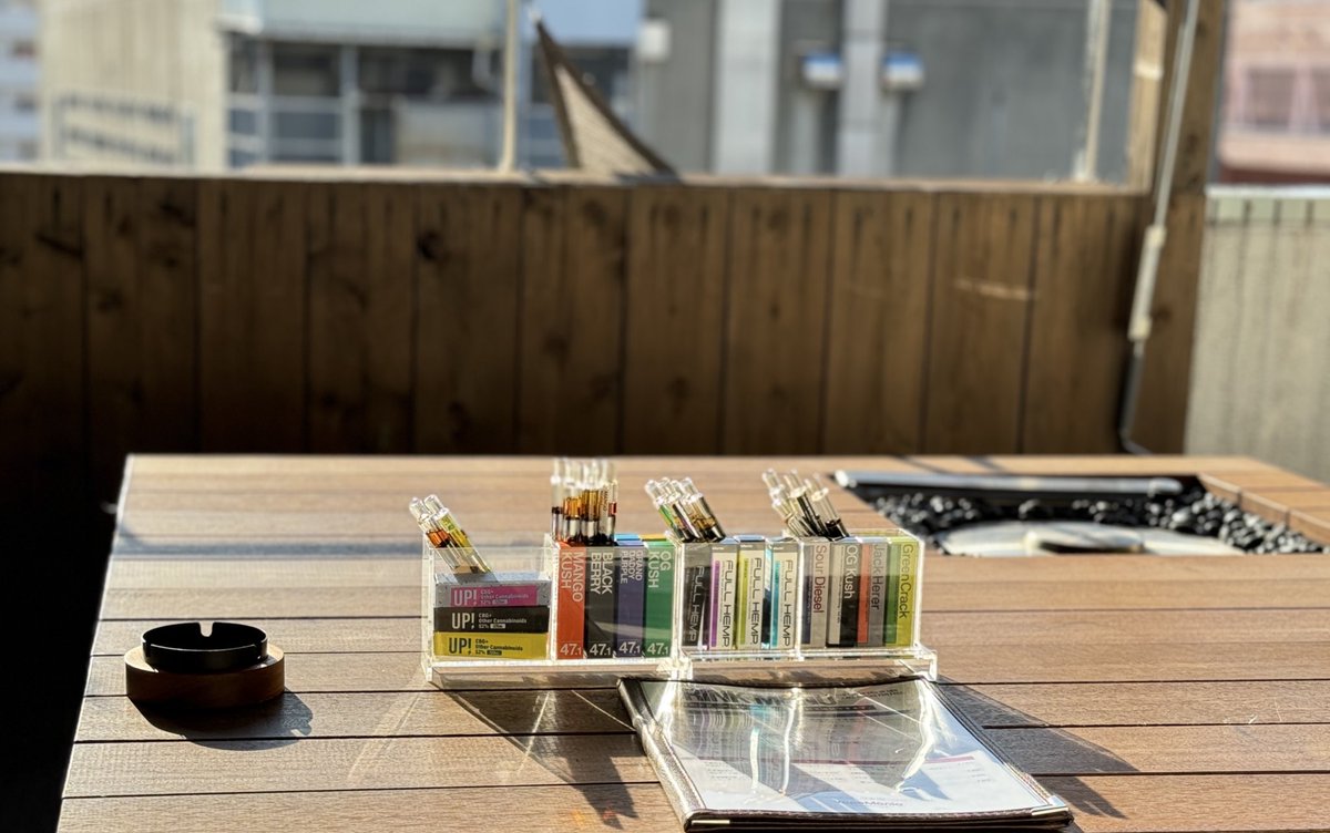 VapeMania_Aki's tweet photo. 大麻法改正施行まで24時間

7年半前のVapeManiaスタート時から、大麻の法律に大きな動きを期待してました
いざ改正の時が来てみると、荊棘だらけのリニューアル

アメリカが始めたマリファナ課税法の流れから出来た敗戦後の「大麻取締法」、その意義を先人は追求してきました

まさか21世紀も四半世紀を迎える段階で、自国民の官僚が、「大麻使用罪」を作るような、国民を苦しめる誤った厳罰に舵を切るとは思いもよりませんでした
厳しいルールを敷く事は5年前から忠告されておりましたが、忠告者でも使用罪は予想していなかったと思います

その上、CBD製品のTHC残留限度値のルール

パブコメを募集した時点で、その閾値を検査する会社すら世界中に皆無でした

スタートする前の荊棘に、足元を傷つけられていますが、それでも元気に過ごせている我々は幸せです

CBDには抗不安作用が認められています

日々不安症やパニック症候群に悩まされてる方へ、依存性なく助けになっていた背景があります

使用罪には何の関係もない悩める人を、更に不安に追い込んでしまっている痛すぎる法律です

閾値を決定した後、何度も店頭に立ちました

一定割合のお客様に、CBD製品を持つことや使うことを不安にさせてしまっている現状を知ってもらいたい

一回店立ってみてください、きちんと声を一次情報で聴いてもらいたいと思っています

官僚も話せば普通に日本人、人間です

温度を感じないキモい法律、キモ法が施行されますが、作った人間には温度がある

来年アメリカの規制物質法のスケジュールが変わりますので、このキモ法も最短5年で変えられます

禁酒法は14年弱続きましたが、21世紀なので5年を最低ラインとして、カンナビノイドを使うことに不安がない時代を作っていきたいです

皆様には日々軽やかに、しかし気をつけてお過ごしいただきたいと思っています